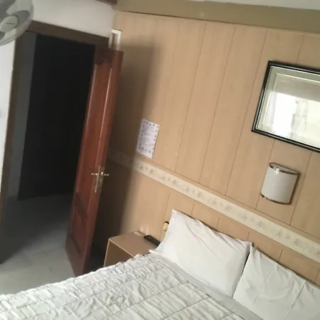 维那西亚y蒙特卡洛旅馆 2* 萨洛